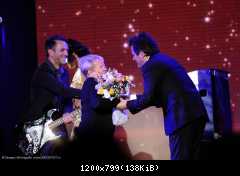 Томас Андерс вручает цветы Александре Пахмутовой