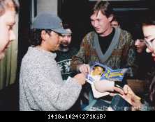 Автографы-в-аэропорту-после-пресс-конференции