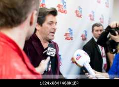 Сразу после выступления Томас Андерс даёт интервью телеканалам