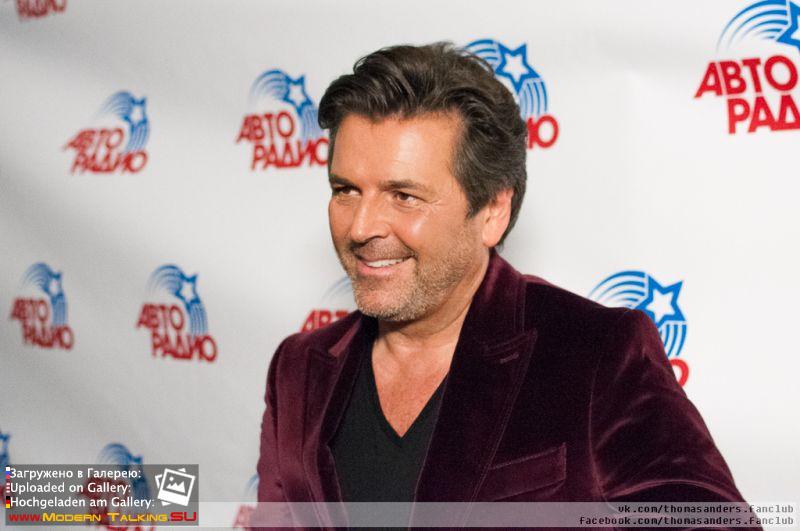 Сразу после выступления Томас Андерс позирует фотографам