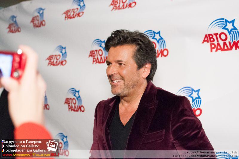 Сразу после выступления Томас Андерс позирует фотографам