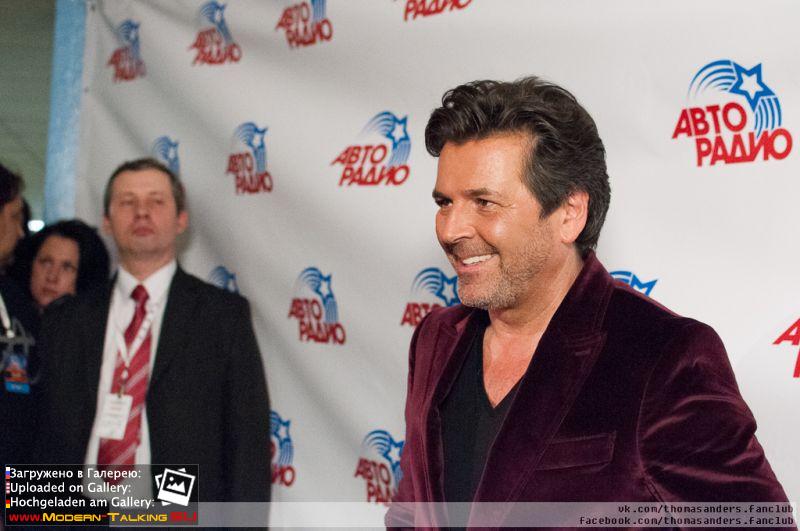 Сразу после выступления Томас Андерс позирует фотографам