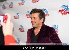 Сразу после выступления Томас Андерс позирует фотографам