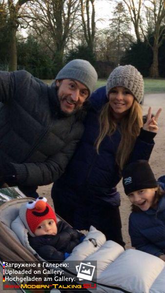 Морис с матерью, отчимом и младшим братом Мое