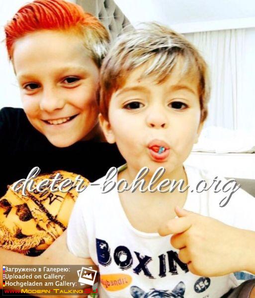 Морис с младшим братиком Мое