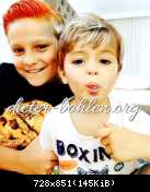 Морис с младшим братиком Мое