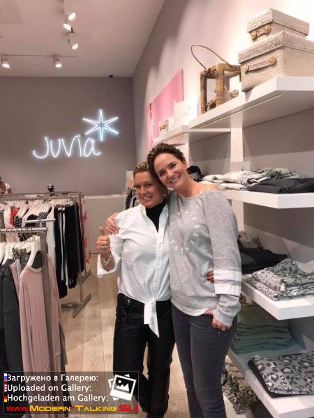 23.11.2017 Claudia Weidung Anders  и её подруга Nadja Schiemann Mädels-Shopping , магазин JUVIA