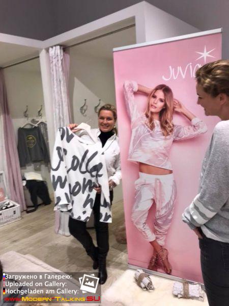 23.11.2017 Claudia Weidung Anders  и её подруга Nadja Schiemann Mädels-Shopping , магазин JUVIA