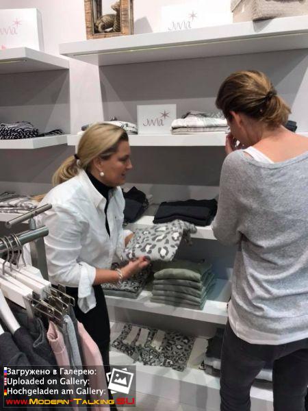 23.11.2017 Claudia Weidung Anders  и её подруга Nadja Schiemann Mädels-Shopping , магазин JUVIA