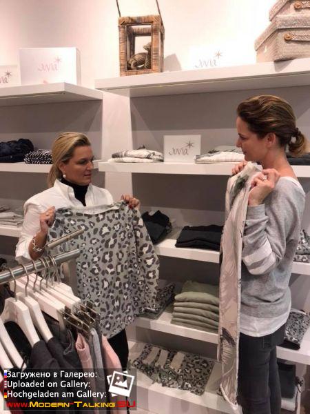 23.11.2017 Claudia Weidung Anders  и её подруга Nadja Schiemann Mädels-Shopping , магазин JUVIA