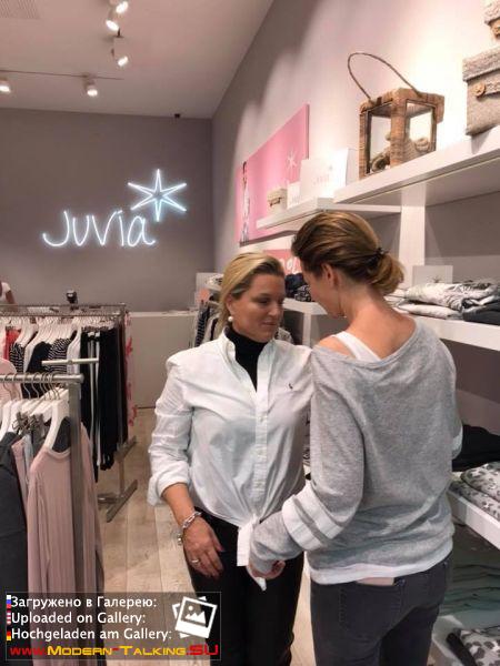 23.11.2017 Claudia Weidung Anders  и её подруга Nadja Schiemann Mädels-Shopping , магазин JUVIA