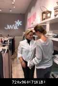 23.11.2017 Claudia Weidung Anders  и её подруга Nadja Schiemann Mädels-Shopping , магазин JUVIA