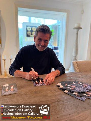 Сегодня снова пришло время подписать для вас несколько личных автографов... Они, конечно, сразу же отправятся к вам! Ваш Томас А