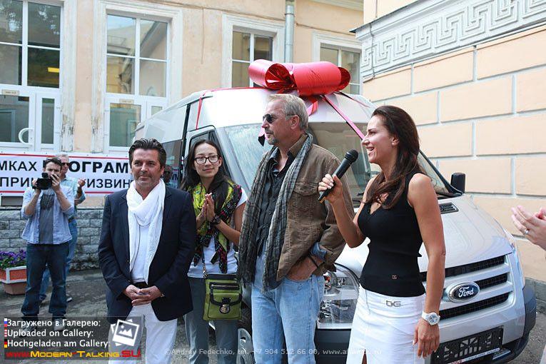 8 июля 2011 Кевин Костнер и Томас Андерс в Городской больнице № 2 г.Санкт-Петербург