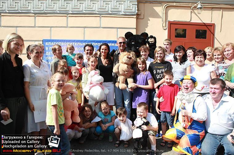 8 июля 2011 Кевин Костнер и Томас Андерс в Городской больнице № 2 г.Санкт-Петербург