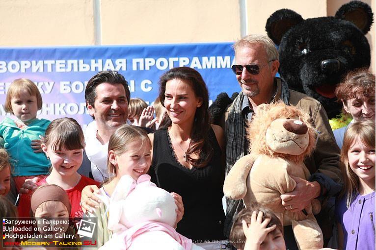 8 июля 2011 Кевин Костнер и Томас Андерс в Городской больнице № 2 г.Санкт-Петербург