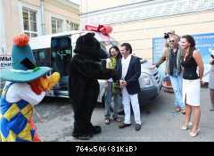 8 июля 2011 Кевин Костнер и Томас Андерс в Городской больнице № 2 г.Санкт-Петербург