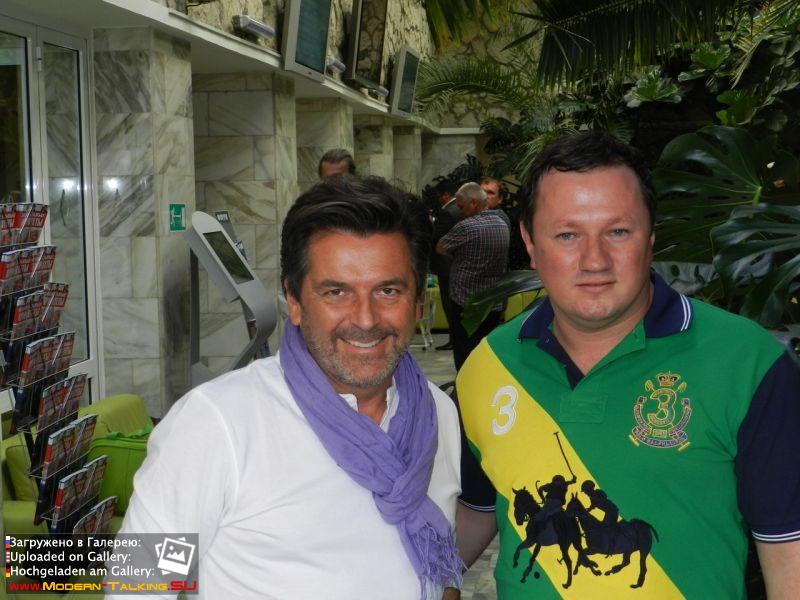 Томас Андерс с поклонниками