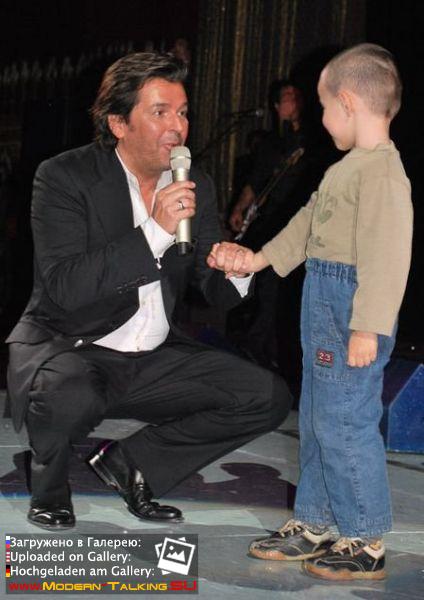 Томас Андерс с поклонниками