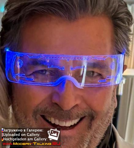 ANDERS SPACE  Томас Андерс с семьей и друзьями отмечали традиционный космический карнавал.