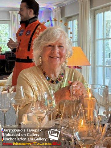 ANDERS SPACE  Томас Андерс с семьей и друзьями отмечали традиционный космический карнавал.