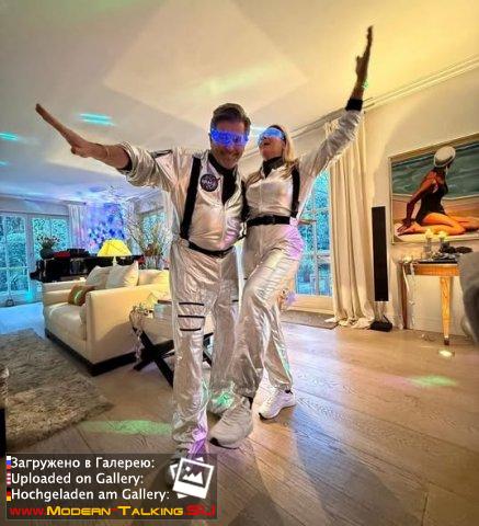 ANDERS SPACE  Томас Андерс с семьей и друзьями отмечали традиционный космический карнавал.