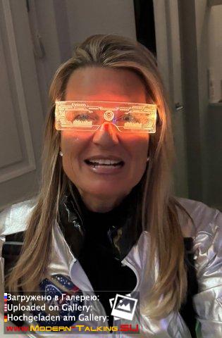 ANDERS SPACE  Томас Андерс с семьей и друзьями отмечали традиционный космический карнавал.