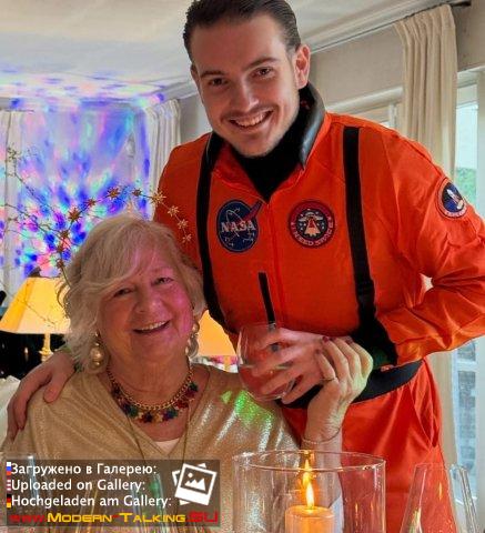 ANDERS SPACE  Томас Андерс с семьей и друзьями отмечали традиционный космический карнавал.