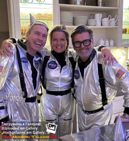 ANDERS SPACE  Томас Андерс с семьей и друзьями отмечали традиционный космический карнавал.
