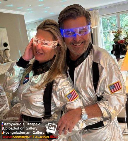 ANDERS SPACE  Томас Андерс с семьей и друзьями отмечали традиционный космический карнавал.