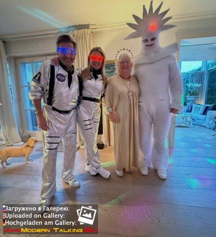 ANDERS SPACE  Томас Андерс с семьей и друзьями отмечали традиционный космический карнавал.