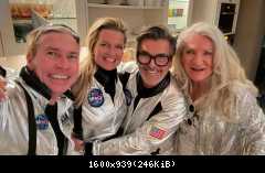 ANDERS SPACE  Томас Андерс с семьей и друзьями отмечали традиционный космический карнавал.