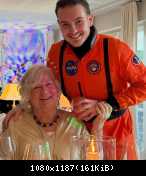 ANDERS SPACE  Томас Андерс с семьей и друзьями отмечали традиционный космический карнавал.