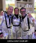 ANDERS SPACE  Томас Андерс с семьей и друзьями отмечали традиционный космический карнавал.