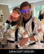 ANDERS SPACE  Томас Андерс с семьей и друзьями отмечали традиционный космический карнавал.