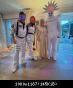 ANDERS SPACE  Томас Андерс с семьей и друзьями отмечали традиционный космический карнавал.